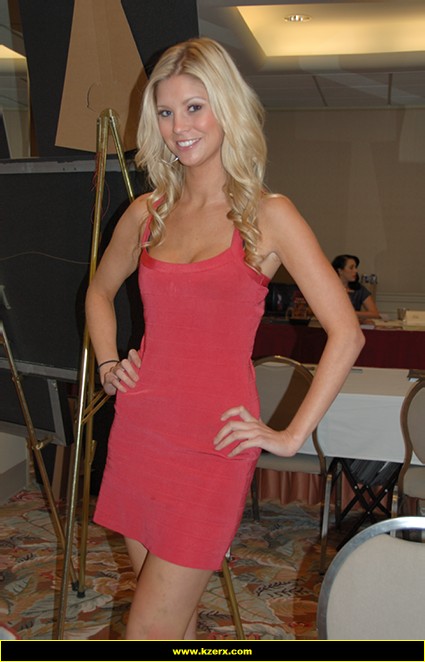 http://www.kzerx.com/PhotoAlbum/2007/Glamourcon42/Page04/Images/Large/AmandaPaige1254.jpg